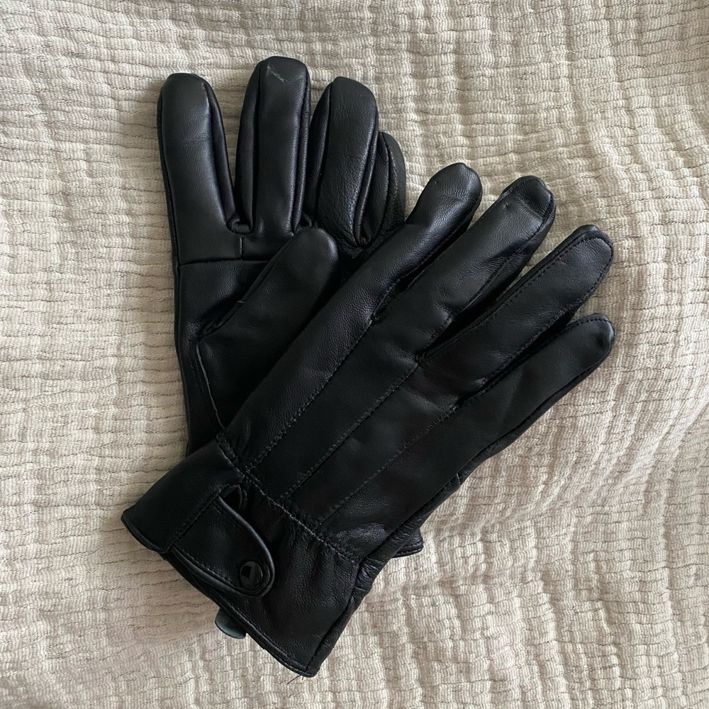 Pair of Fake Leather Gloves